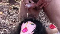 Jouer Deux poupées bouffées à cornes obtiennent un nerf facial sexy dans le bois