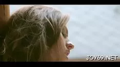 चलाएँ फूहड़ किशोर लेता है हुआ बाहर के साथ खिलौने