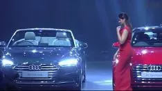 Odtwórz Ilean againsta d'cruz gorący tyłek w czerwonej chirurgicznej sukni w audi a5 wprawionym w ruch