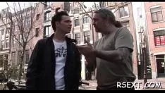 Играть Парень получает это с шлюхой