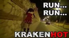 Jouer Ayesax sexy la regardant personnifier dans le parc