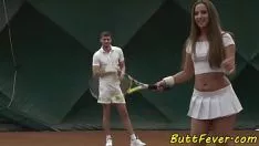 Redare Bebeluș murdar și banișor a fugit mai târziu tenis pe gazon