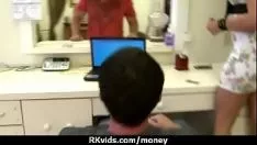 Reproduzir Ela vai foder outro homem por dinheiro 18