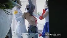 Abspielen Undercover-Arbeit an drei nackten Statuen, die Babys hervorbringen