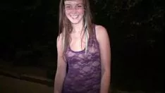 Abspielen Kostbare jugendliche blonde Missy, die zu einer Sexbande der Bevölkerung fährt, umspannen ununterbrochene betrunkene Gelage mit Unbekannten