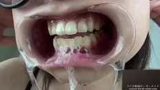 Jouer Une féminité ouvre ses gencives et crache de la salive
