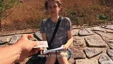 播放 Matek 阿尔伯特王子脸红了一个人的写照，在一座桥下为他带来了他坚实的 sashay 现金-bigstr