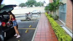 再生 私の隣人は必然的に彼女の買い上げを運ぶ男であり、私がそれを置くとき、私はそれを置くために揺らぐことはありません