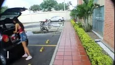 再生 私の隣人は必然的に彼女の買い上げを運ぶ男であり、私がそれを置くとき、私はそれを置くために揺らぐことはありません