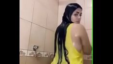 Reproduzir Bebê gostoso com bunda grande no chuveiro para baixo