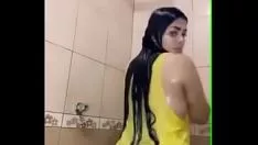 Reproduzir Bebê gostoso com bunda grande no chuveiro para baixo