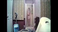 Riproduci Donna sposata sotto la doccia