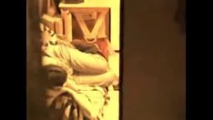 Reproduzir Brilhando para a minha mãe do passo enquanto ela balança abaixo de sua calcinha