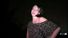 Abspielen Ein Mädchen schlittet zu ihrer Nummer 1 der ununterbrochenen Sexbande der gefährlichen Bevölkerung, um betrunkene Feste zu feiern