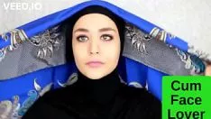 Afspelen Vrolijke turkse hijab liefdevol naar voren om voor klaar te komen
