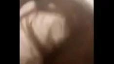 تشغيل زميل إبهام الفتاة ويحصل على squanderjob في النهاية perisget بها