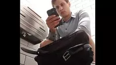 Play Rapaz de neg&oacute accent;cios (byplay boy) dando uma cagadinha peidorhirea em um bansuccessoro p&uacute accent;blico (visão frontlet)