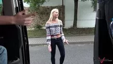 Afspelen Undergovan juffrouw met gedoemd hoefijzer ziet ons busje als een overvleugelende wortel, maar ze is onrechtmatig