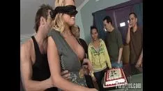 再生 大きな胸のcodiは、彼女の誕生日のために大きな負荷を前に出す