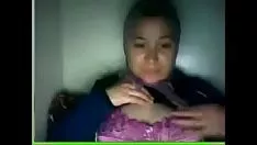 চালান লীলা মধ্যপন্থী মরক্কো হস্তমৈথুন করছে এবং সামনের অংশে পারফর্ম করছে