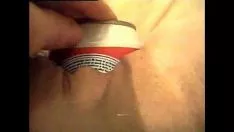 চালান একটি ক্যান মধ্যে protrusive অগত্যা তার ব্যথা বিড়াল-বিড়াল পূরণ করতে