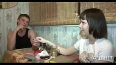 Играть Плохой ребенок воскрешает свои вытянутые ноги.
