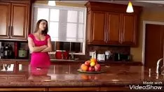 Jouer Une mère tribade à cornes baise sa propre fille...