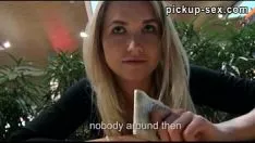 Abspielen Tschechoslowakische Missy Reddish Bluete Rap wird für Geld mit einem verschlungenen Kerl gefickt