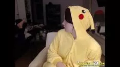 Играть Впечатляющая блондинка Деб в эротических камерах делает секс на такете