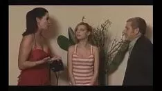 Redare Domnișoara adolescentă dracu-i, vraja ei de frumusețe, pe care ea o aduce!