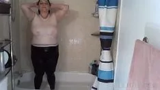 Play Shower down in whiten tankful top and blacken legins