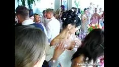 Jouer Les prostituées des fêtes de mariage battent publiquement le monde