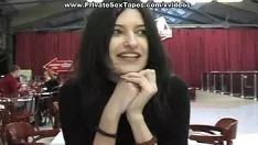 Redare O tânără neprofesională nu se rușinează pentru sexul public în toaletă