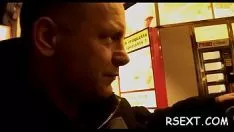 Jouer Belle floozy met du caoutchouc sur le détective et donne un stimulant chaud au service de vival