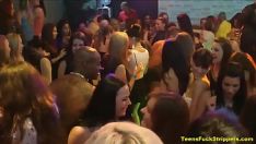 Играть Сумасшедшие подростки сосут и трахаются в стриптизе над ними