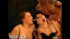 Jouer Bosomy favori obtient minou et pisse avant de 2 gars
