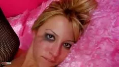 Jouer Une jeune pute turque de petite taille adore les cueillettes de sashay dans son minou et son cul rapide