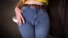 Jouer MILF sexy taquine son gros cameltoe dans un jean bleu moulant