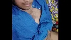 Reproduzir Vaibhav masturba seu pau gordo e goza na cama enquanto usa uma kurta azul