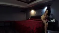 播放 你想看我在酒店镜子前自慰吗？我是一个非常性感的女性