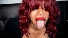 Putar Ibu terangsang dengan bibir merah ingin menggunakan mulut isapannya
