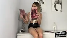 Играть Грязные разговоры девушки в кожаной юбке в чулках и на каблуках