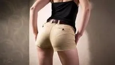 Abspielen Teenie-amateurin in engen shorts neckt ihre sichtbare höschenlinie