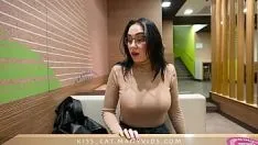 चलाएँ सौतेला बेटा सौतेली माँ के साथ सार्वजनिक शौचालय में क्यों? सौतेली माँ को कॉफ़ी में जोखिम भरा सह मिलता है