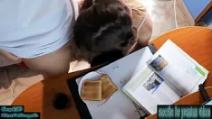 Abspielen Sperma frühstückstoast mit milch, während ich lese