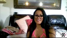 Redare Maxine x își folosește jucăriile sexuale preferate pentru a-și masturba gaura excitată!