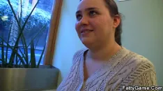 Reproduzir Big booty massagista gordo cavalga seu pau jovem