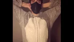 Reproduzir Diversão BDSM com jovem escravo fantasiado e clipes de mamilo