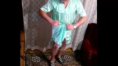 Reproduzir Camisola de cetim arruinada: garoto solo amador em lingerie rasgada