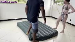 Reproduzir Mão amiga: trio de estrela pornô interracial com punhos e foda forte
